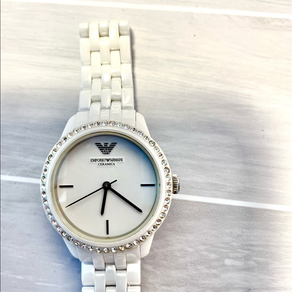 Woman’s white Armani watch “the ceramica”